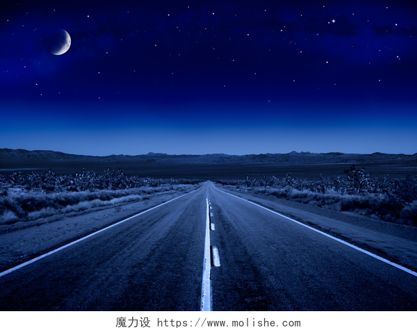 沙漠无人区的公路夜景繁星满天的夜晚路